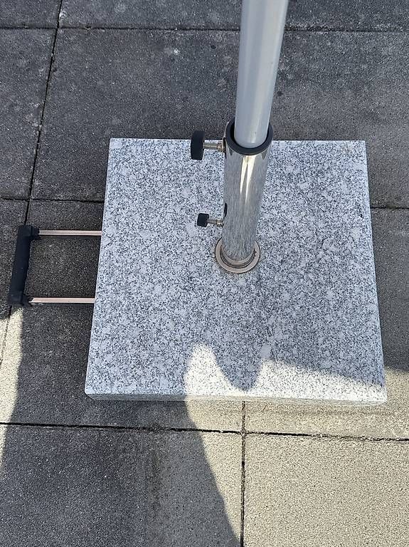 Ombrelloni: Sonnenschirm mit 25Kg Marmorsockel – Usato da Wil SG venduto da unikat 1
