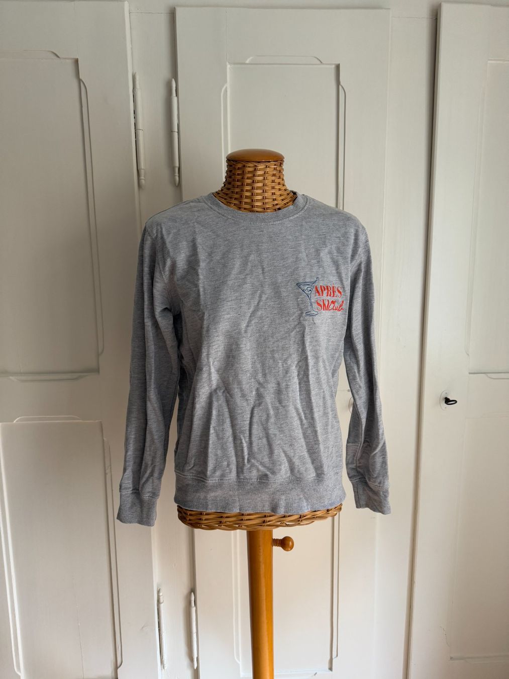 Maglioni & Felpe: Après Ski Club Langarmshirt hellgrau S – Usato da Zürich venduto da Diazaio