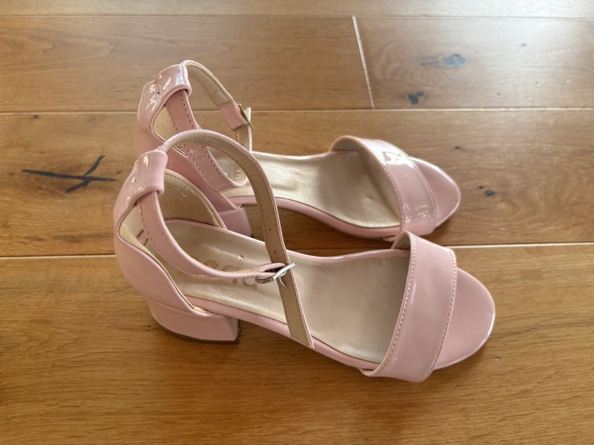 Chaussures filles: Sandalen in rosa – D'occasion à Estavayer-le-Lac par constance-esta