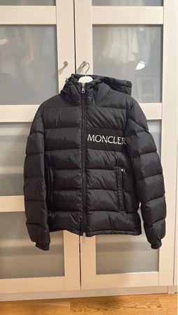 Moncler Daunenjacke schwarz mit Kapuze neuwertig