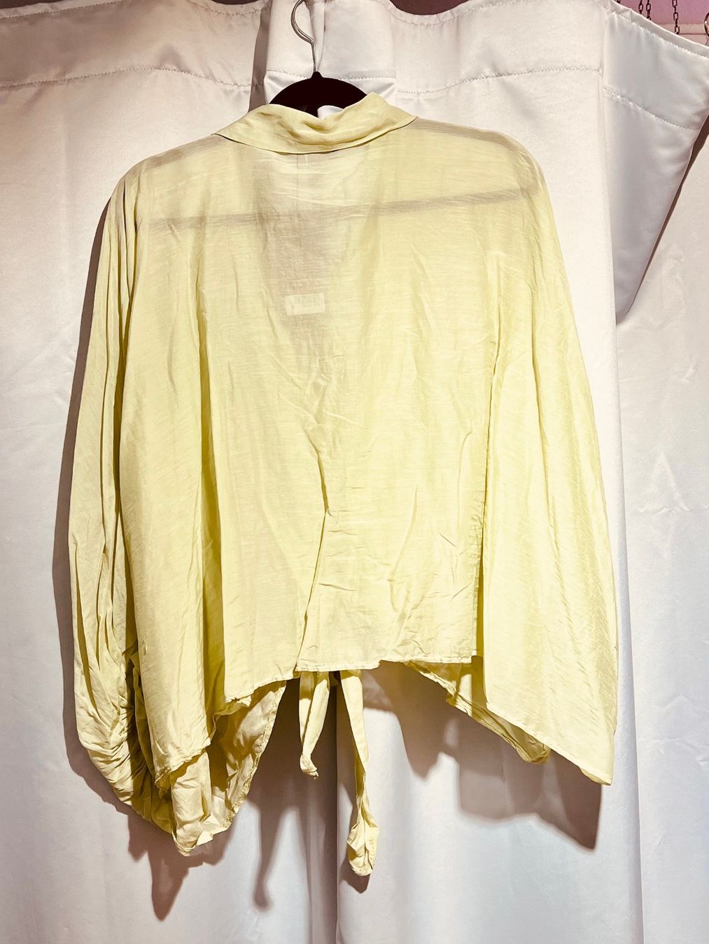 Blusen: Halbtransparente Binde-Bluse mit Ballon-Ärmeln – Neu und originalverpackt aus Zürich von Naebeli 1