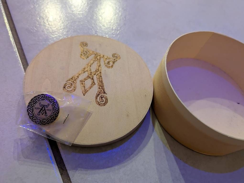 Plaketten & Abzeichen: Aarberg pin's avec boîte en bois – Neu (gemäss Beschreibung) aus Sonceboz-Sombeval von michael.l 1