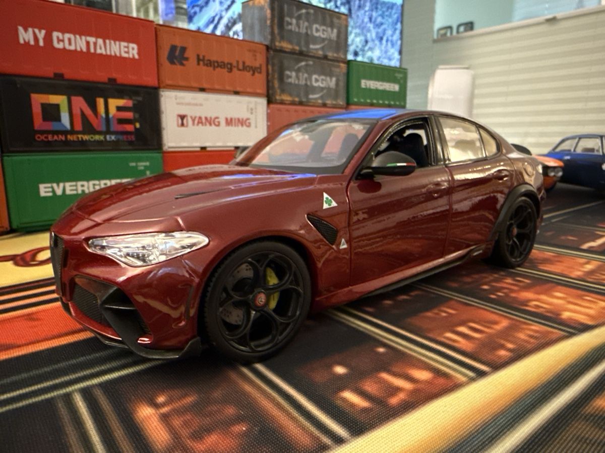 Alfa Romeo Modellautos: Alfa Romeo Giulia  Weinrot  – Neu und originalverpackt aus Basel von Zomeg 5