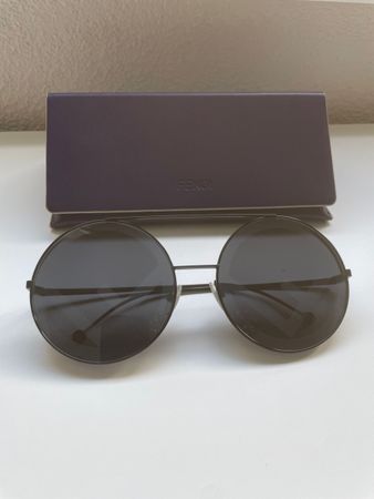 Fendi Sonnenbrille mit Etui und Brillenputztuch. Sehr gute
