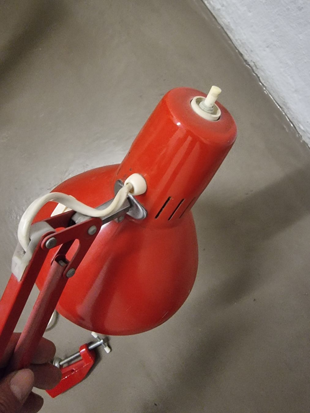 Lampade: Rote Leuchte mit Klemme, gut erhalten, – Usato da Olten venduto da Mezopotamya 4