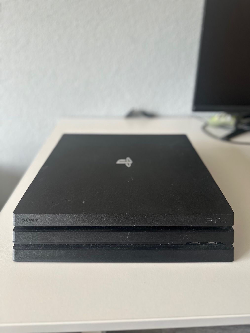 Sony Console: PS4 PRO – Usato da Zuchwil venduto da sul_jz7k 1
