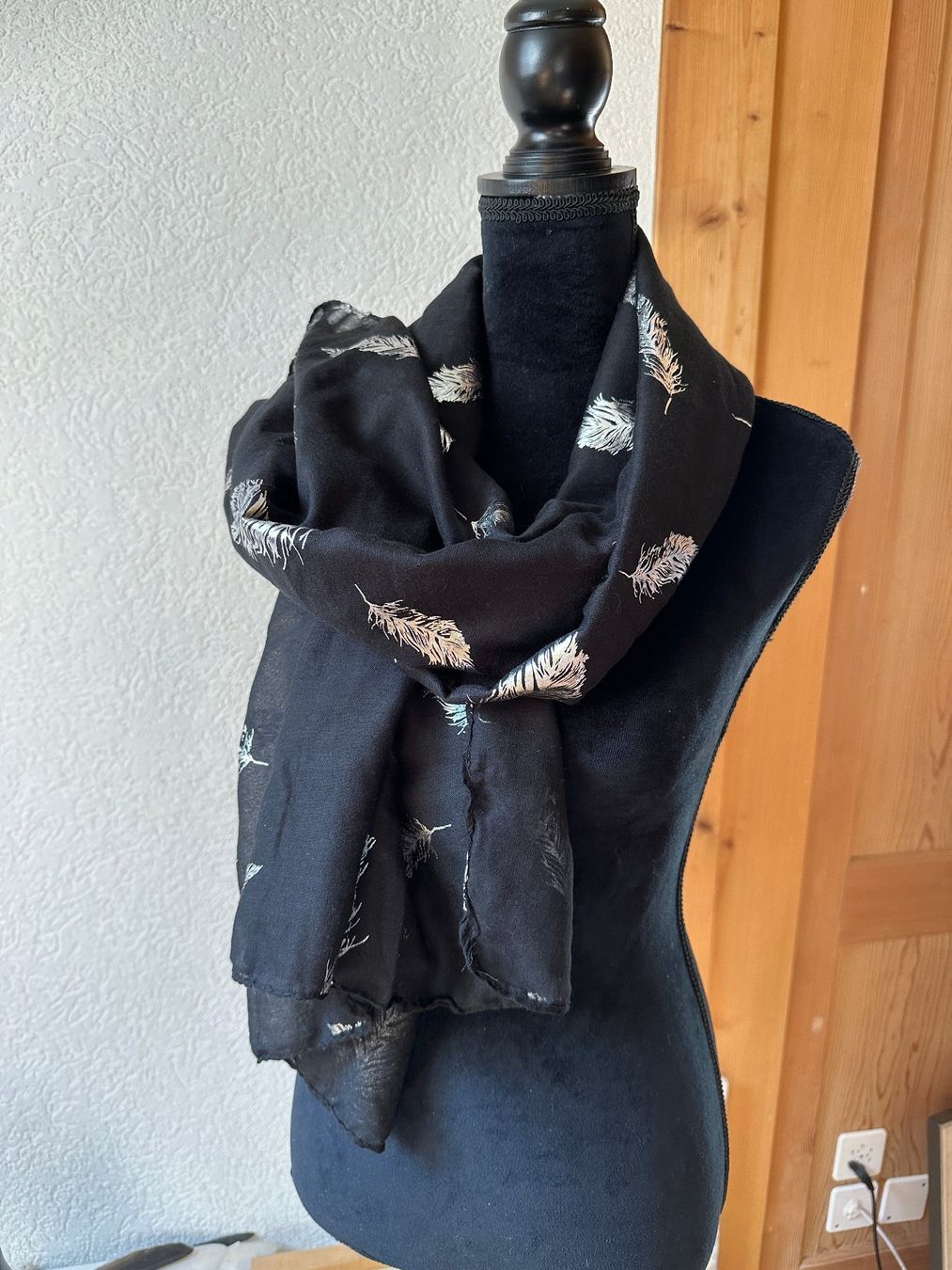 Foulard & Sciarpe: Schwarzer Schal mit silbernen Federn - neu – Usato da Gümmenen venduto da FelizitasHermann 1