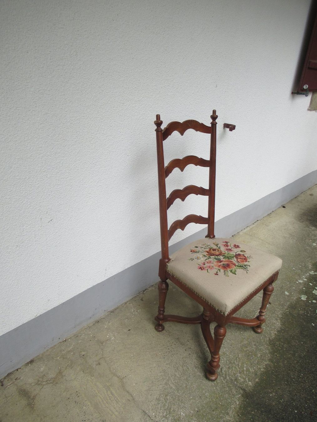 Sedie: Chaise ancienne avec broderie florale unique – Usato da Essertes venduto da Cape_au_Moine_1941 1