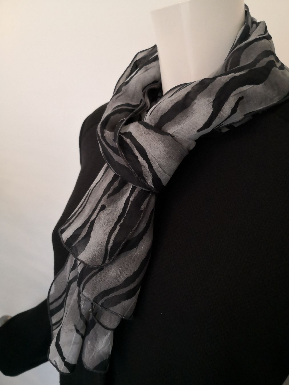 Foulard & Sciarpe: 🤩SCHAL ZEBRA-PRINT GRAU-SCHWARZ – Usato da Olten venduto da Naja-Twins-Twins 9
