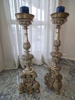 2 Kerzenständer im antiken Stil – wohl 80 cm hoch