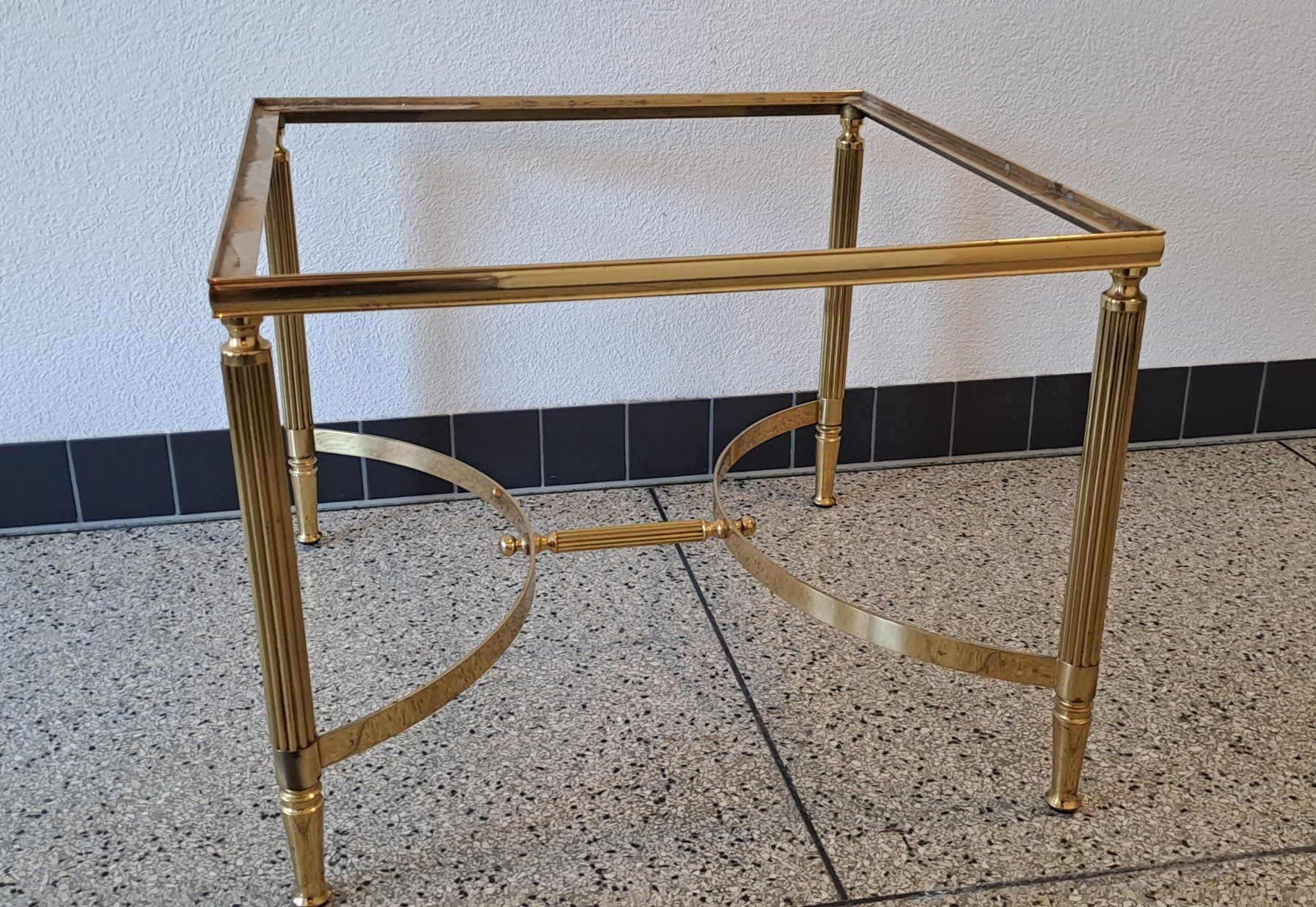 Tische: Salontischli mit Rauchglass - GOLD - – Gebraucht aus Münsingen von Rocking