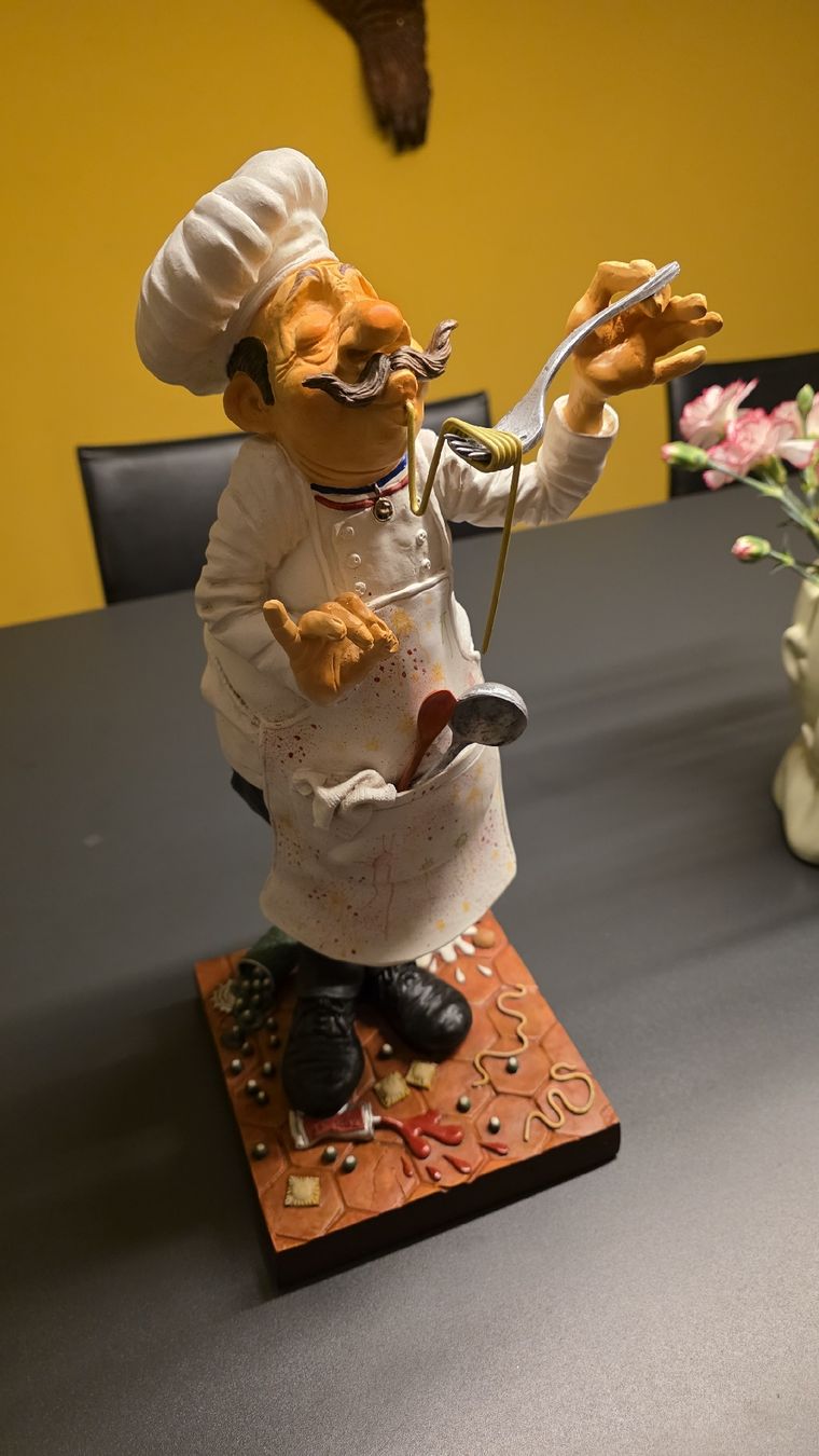 Statuette: Statuetta Scultura G.Forchino " Master Chef" – Usato da Gordola venduto da navibeat 1