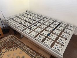 Bett mit elektrischem Lattenrost (Pflegebett)