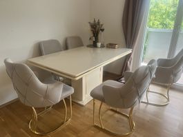 Esszimmer-Set: Tisch und 5 Stühle, neuwertig