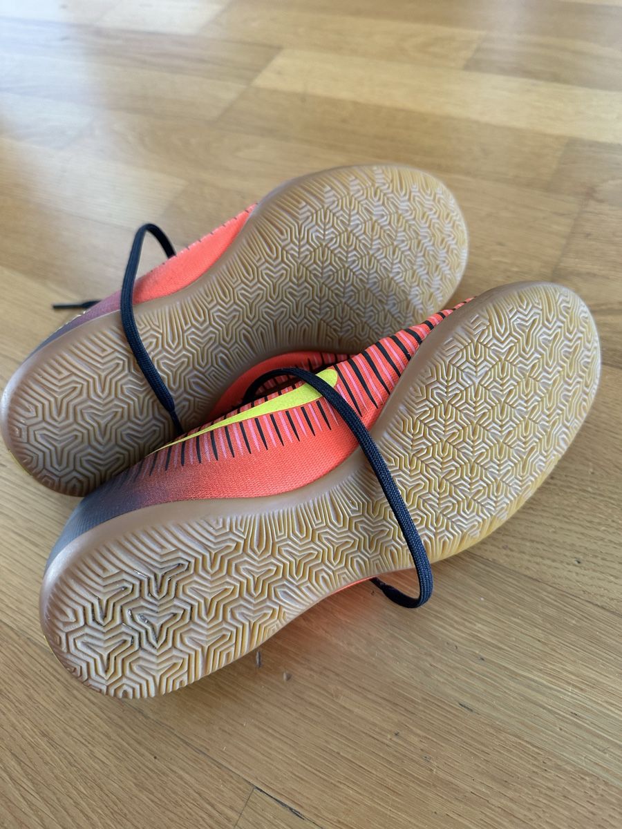 Nike Herrenschuhe: Nike Hallenschuhe Gr 37,5 – Gebraucht aus Ostermundigen von Clood 2