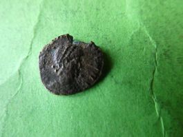 uralte Bronzemünze  12 mm     0.60 g