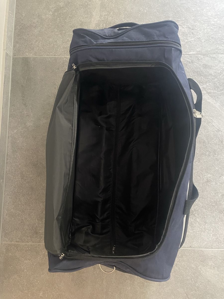 Borse: Grosse Reisetasche mit Rollen, dunkelblau – Usato da Opfikon venduto da janineschlosser 2
