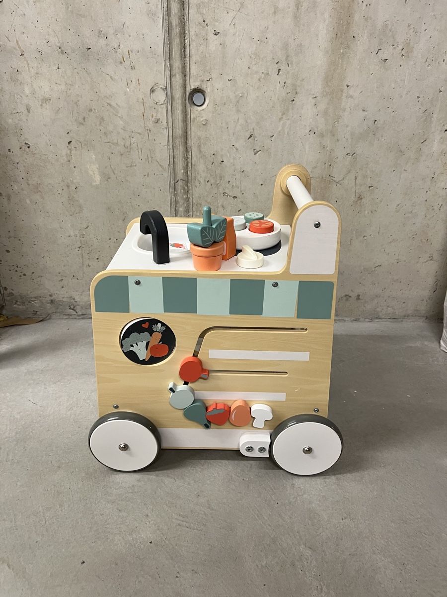 Aides à la marche: Vertbaudet. Wooden Baby Walker Kitchen – D'occasion à Luzern par kri_y772