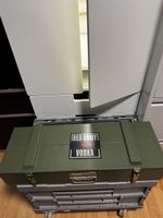 Kiste mit Glasflasche AK47 und Bierflasche neu