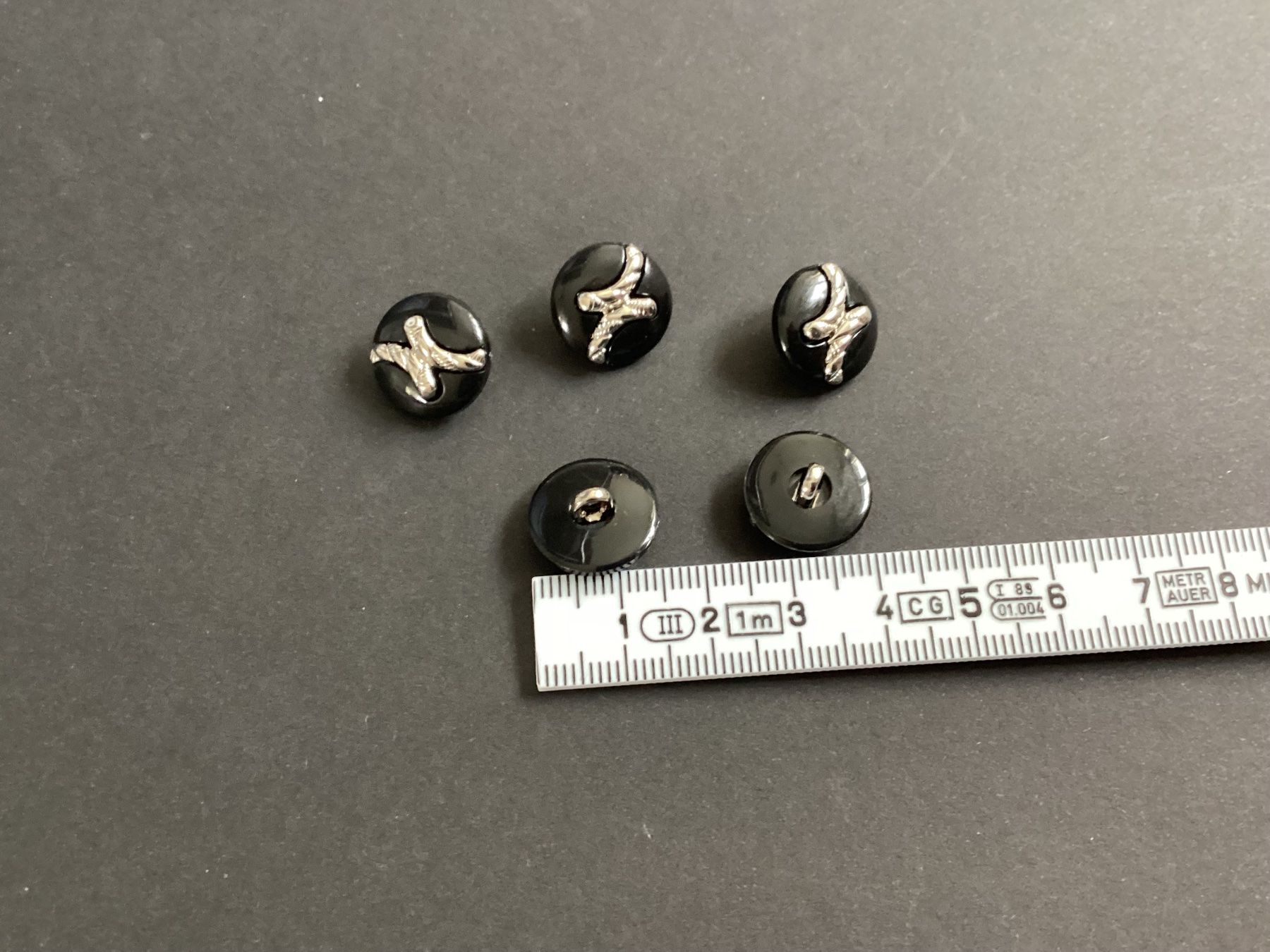Knöpfe: 5 Knöpfe aus Kunststoff, schwarz - silber – Neu (gemäss Beschreibung) aus Mörschwil von Monzar 1