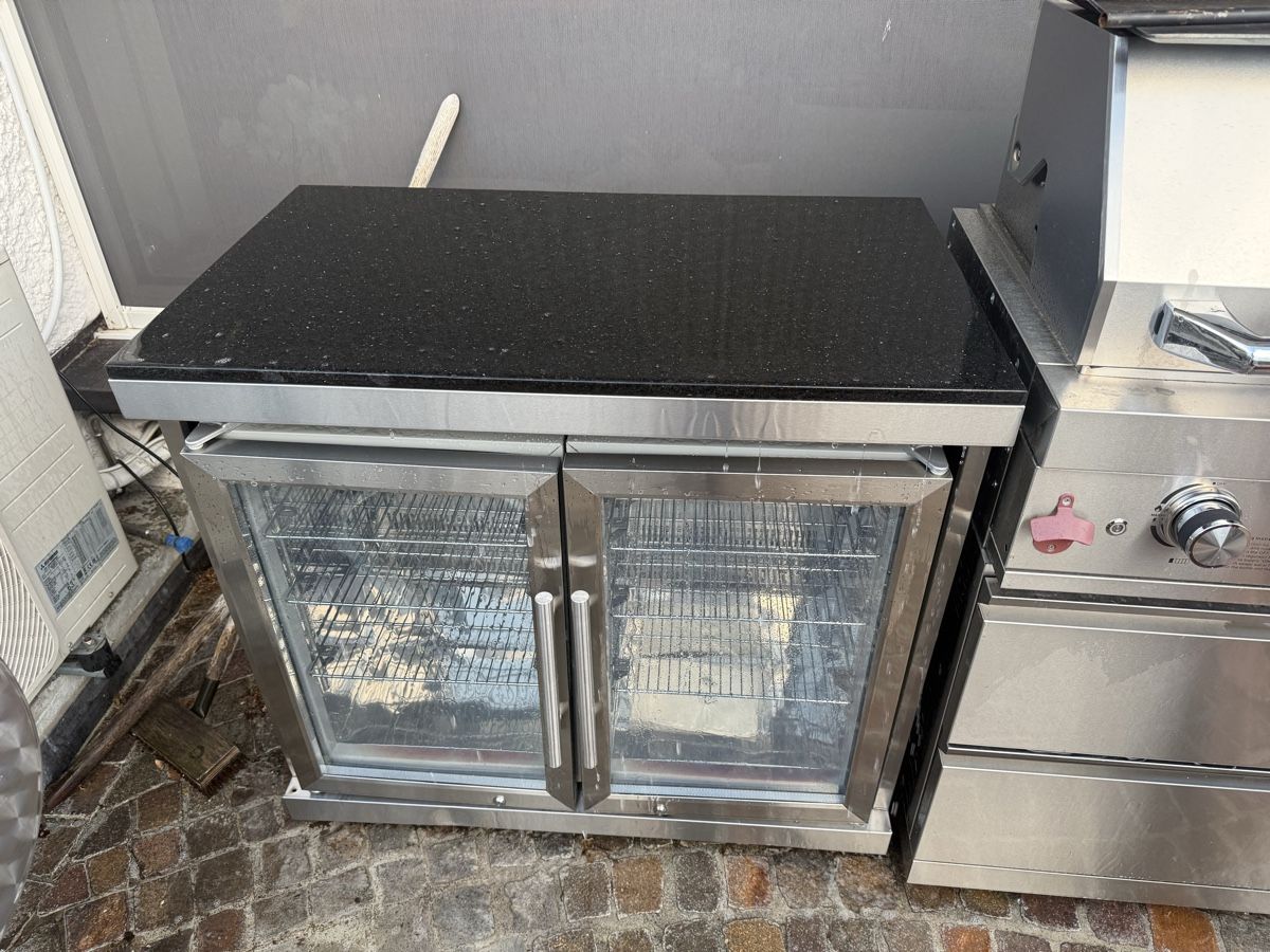 Réfrigérateurs: 2 Kühlschränke mit Granitabdeckung für Outdoorküche – D'occasion à Oberwil-Lieli par Ambrosius62