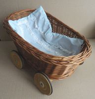 Puppenwägelchen aus Korb mit Decke 40cm x 25cm x 23cm