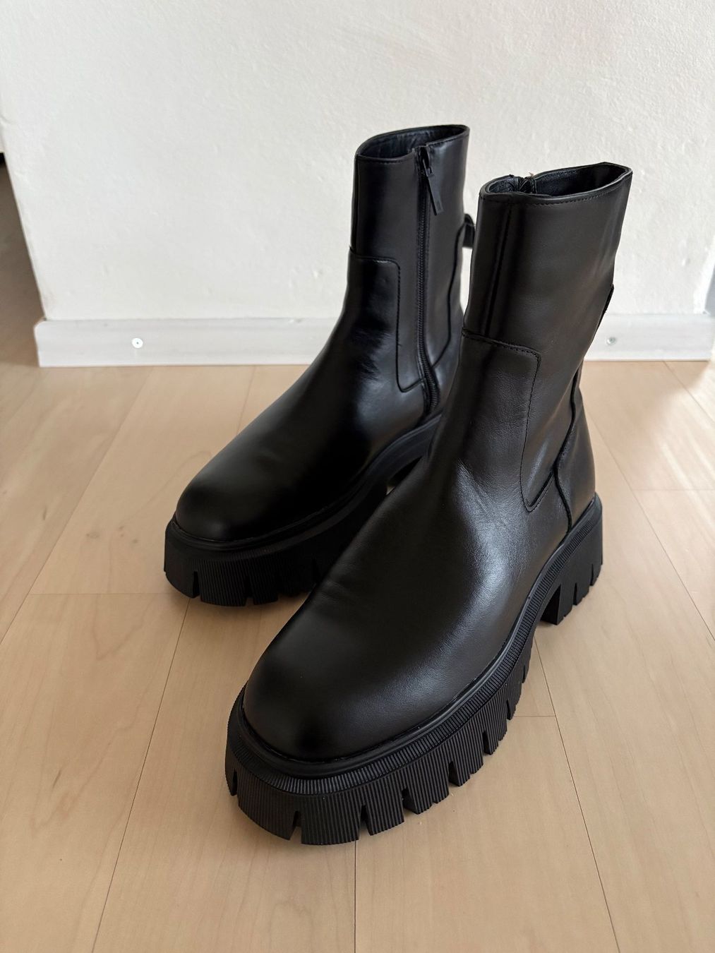 Zara Scarpe da donna: Neuwertige Zara Leder-Boots Gr.38 – Nuovo (secondo la descrizione) da Gossau SG venduto da Black-Queen 1