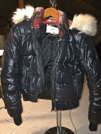 Sixth June Daunenjacke Schwarz mit Fake Fellkapuze, Grösse S