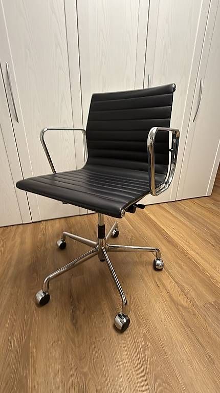 Vitra Sedie: Vitra Eames Aluchair EA 117 leder schwarz – Usato da Zürich venduto da style-and-design.zh 4