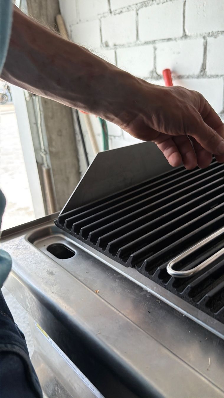 Griglie: Wassergrill Elektrogrill Gastronomie – Usato da Weesen venduto da AmdenLodgeOliEschler 3