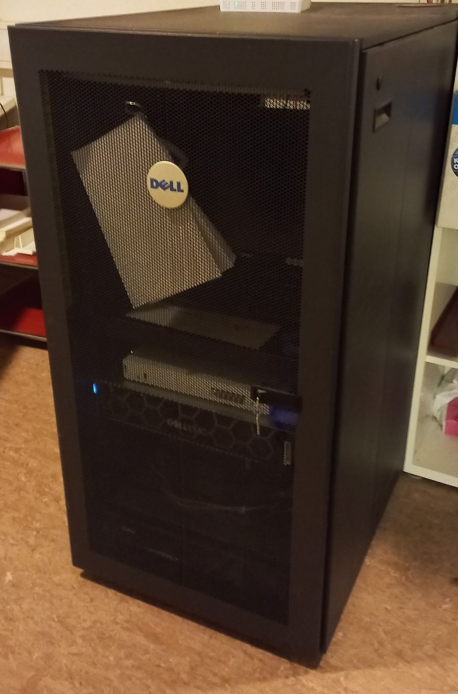 Rack DELL PowerEdge 2410 +UPS défectueux, SANS serveurs (Gebraucht) in ...