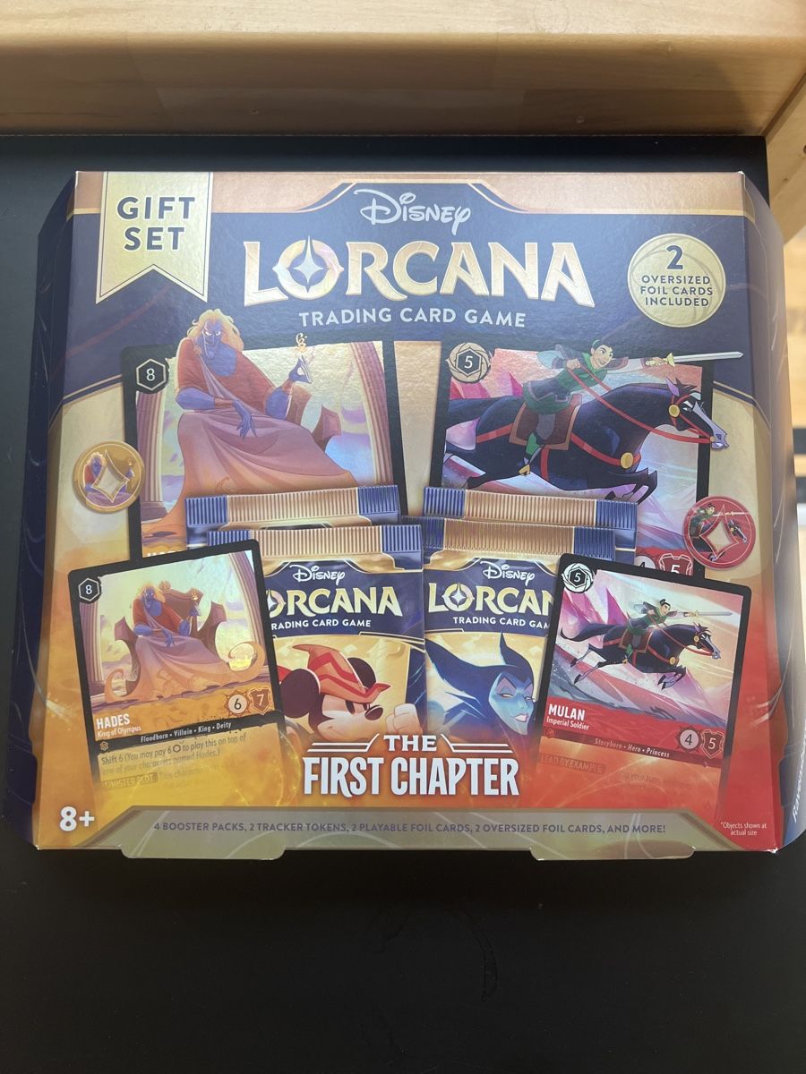 Disney Carte collezionabili: Disney TCG Lorcana The First Chapter Gift Set – Nuovo e nell'imballaggio originale da Hubersdorf venduto da Der_sammel_shop
