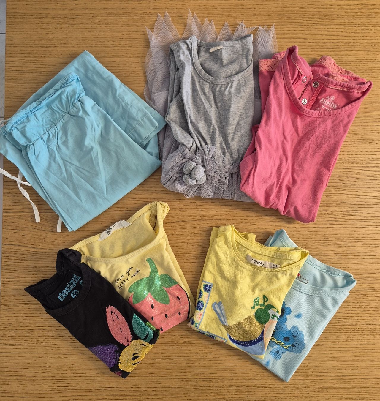 Kleiderpakete & -sets: Mädchen Sommerpaket Grösse 98 7 Teile – Gebraucht aus Menzingen von bostit69
