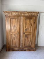Biedermeier-Schrank aus Nussbaum, 19. Jahrhundert