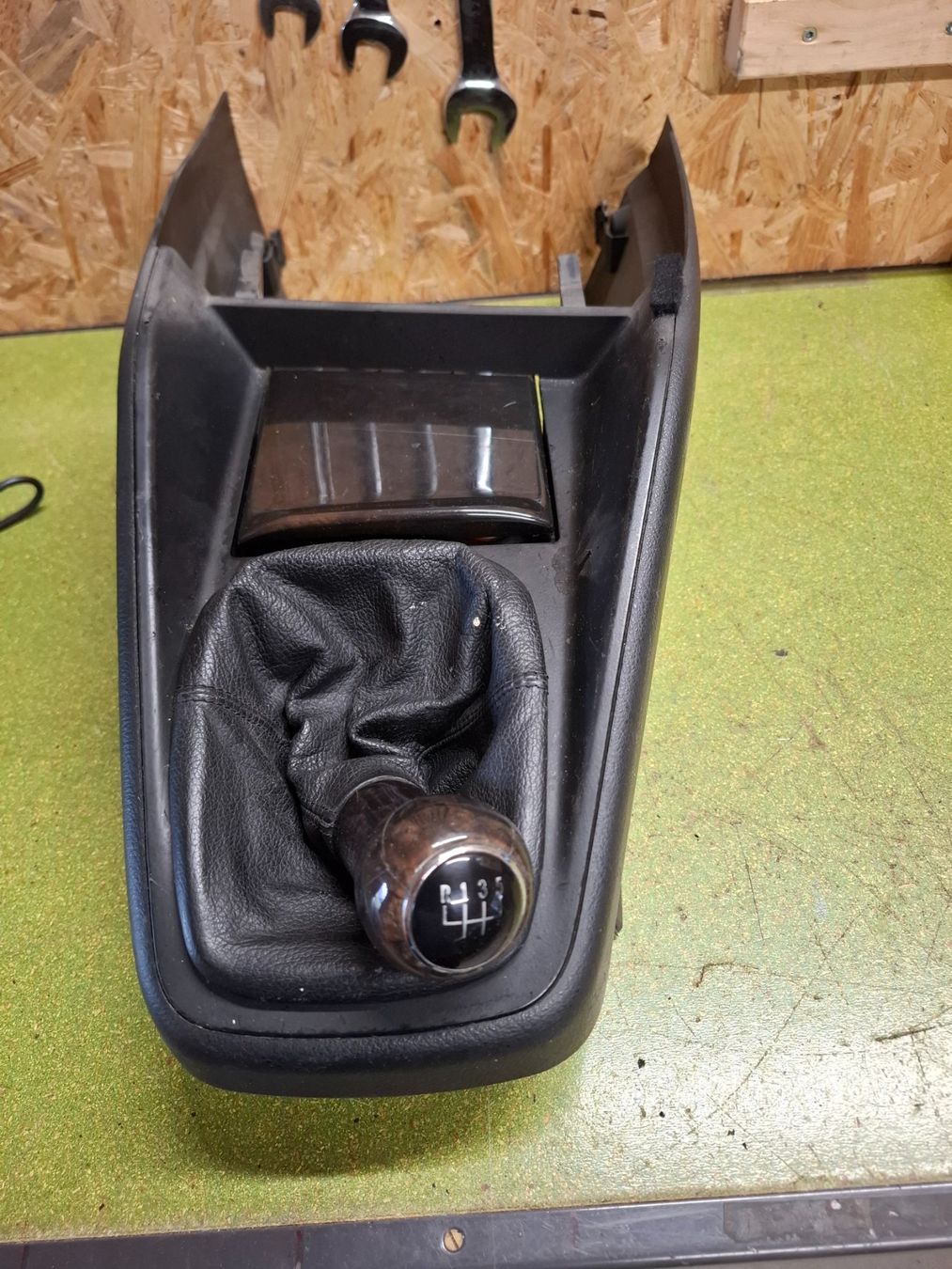 Volkswagen Tutti pezzi di ricambio auto: Golf IV Mittelkonsole/ Schaltknauf – Usato da Uttigen venduto da fourstrokeforce 2