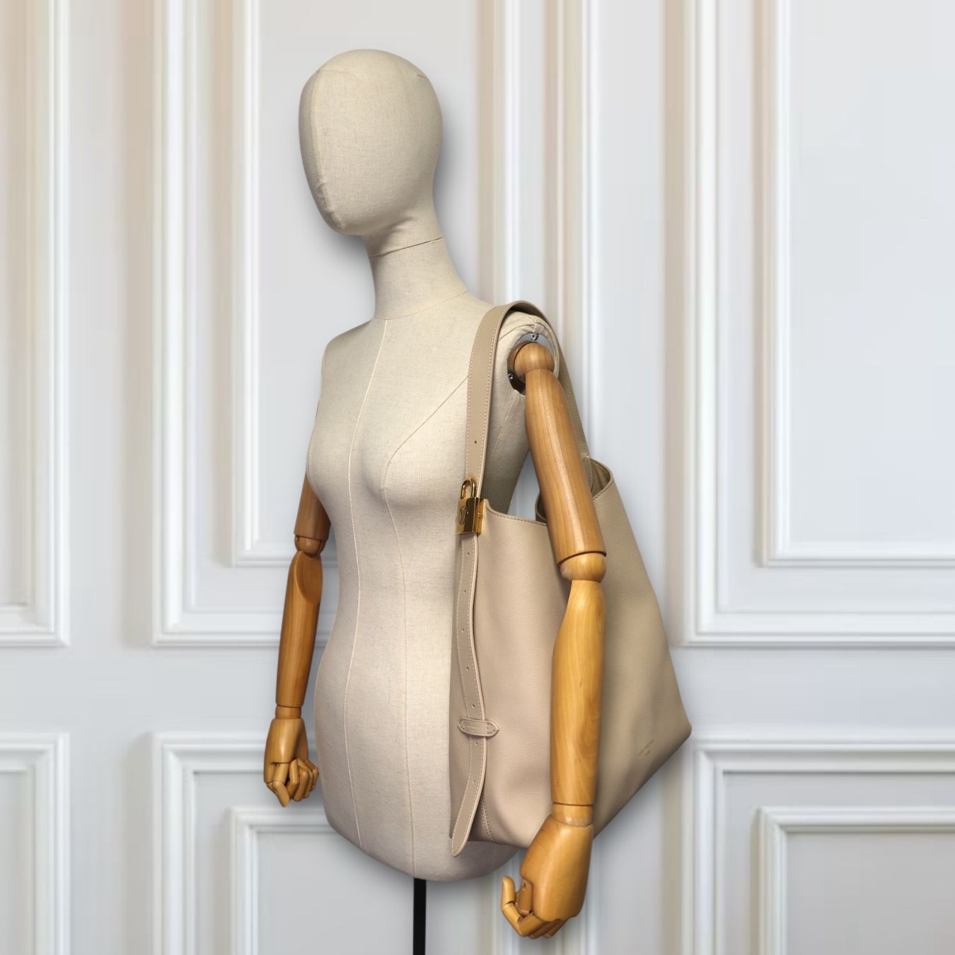 Louis Vuitton Borse da donna: Louis Vuitton Low Key Hobo MM Limestone – Usato da Binningen venduto da Designerlabels 2