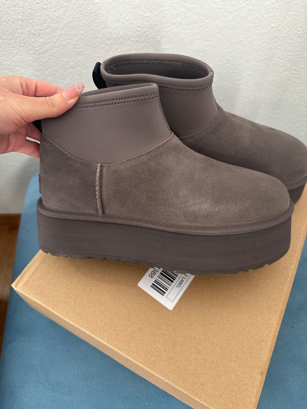 Ugg Scarpe da donna: Neue UGG CLASSIC MINI DIPPER CHESTNUT – Nuovo e nell'imballaggio originale da Bern venduto da nas_8vxm 1