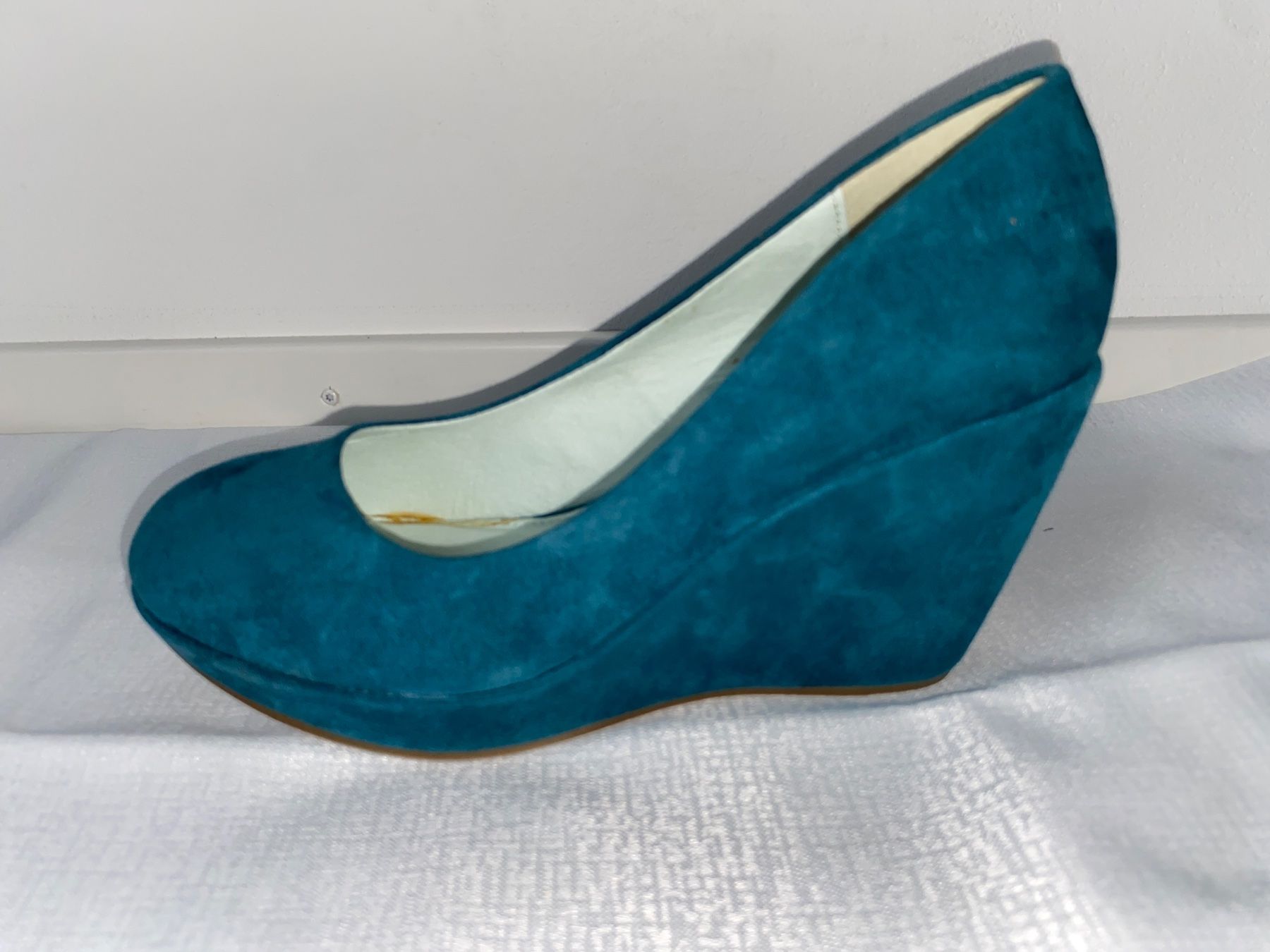Chaussures femmes: Schuhe mit Keilabsatz in Wildleder-Optik – Neuf (Voir description) à Hausen AG par corinne_g 1