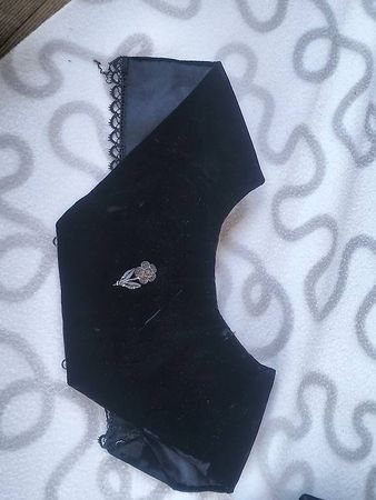 Trachtenmieder mit Schmuck und einem Göller