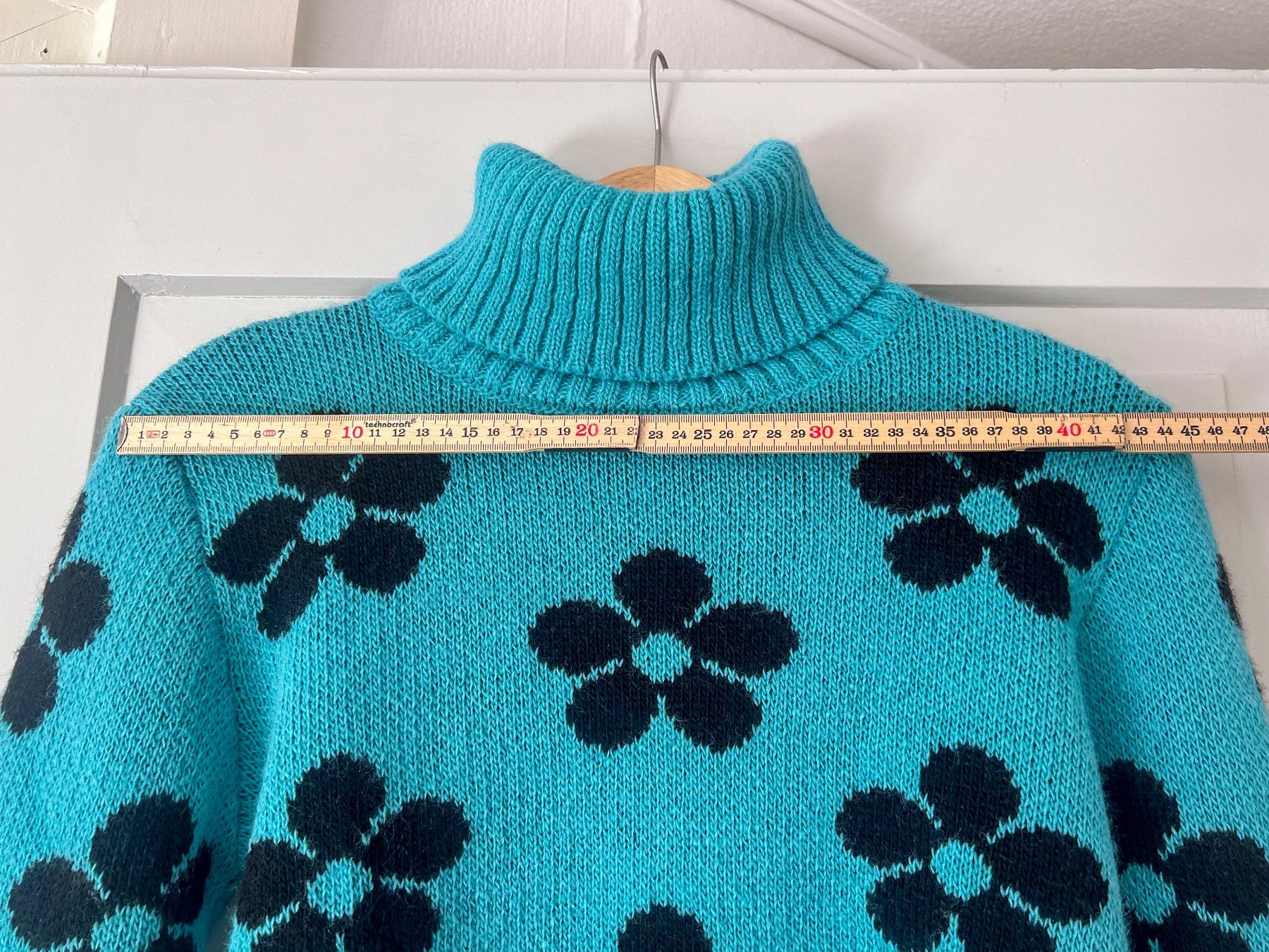 Pullover & Sweatshirts: Türkis Strickpullover mit Blumen, Cropped, M – Gebraucht aus Winterthur von Ael_ 3