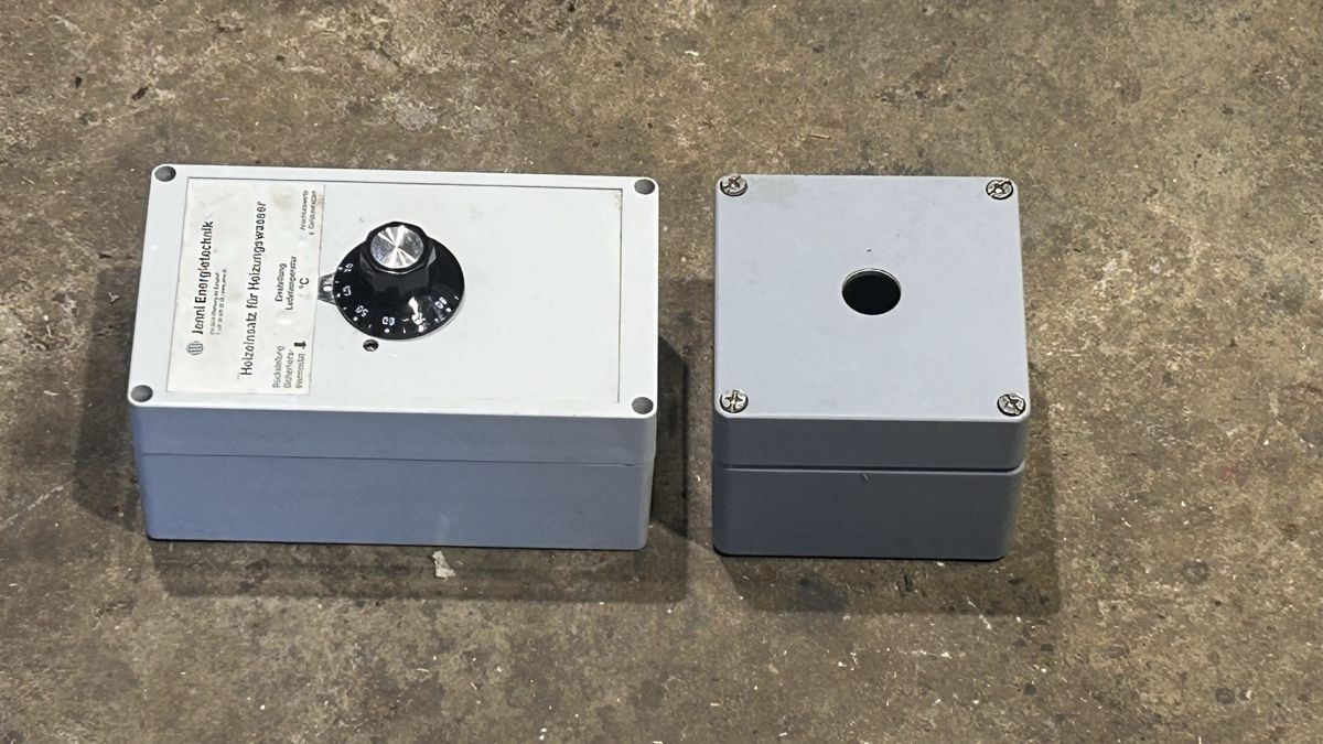 Interruttori: 2 Schaltkasten Schalter Thermostat  – Usato da Reichenbach i. K. venduto da Arve70 1