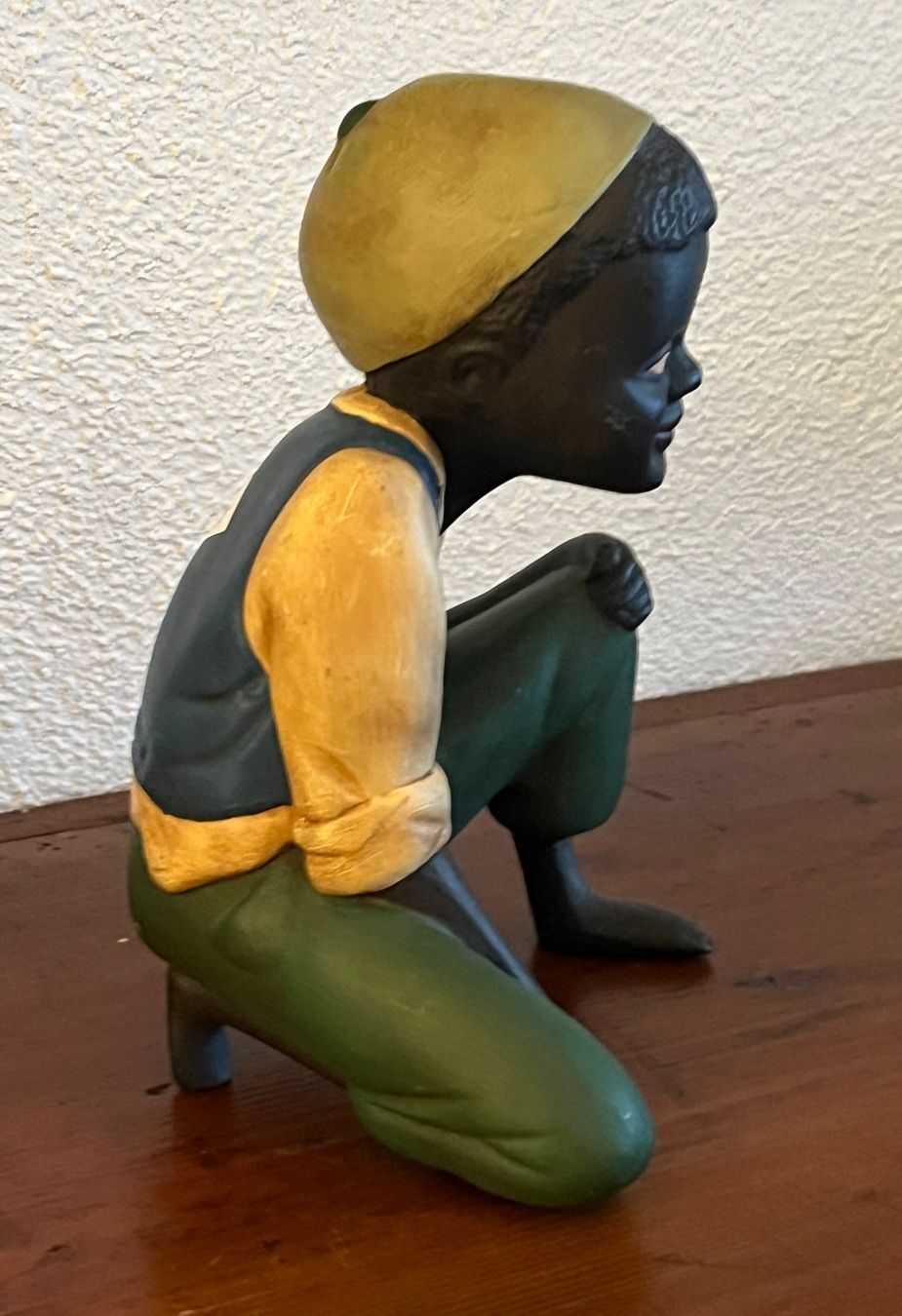 Statuette: Dekorative Vintage  -  Figur, Junge hockend, Keramik – Usato da Stetten AG venduto da Brissago25 2
