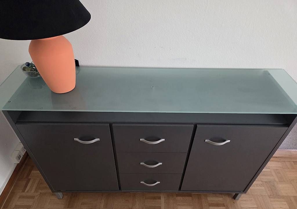 Kommoden: Moderne Kommode/Sideboard mit Glasplatte – Gebraucht aus Thalwil von and_fdf5