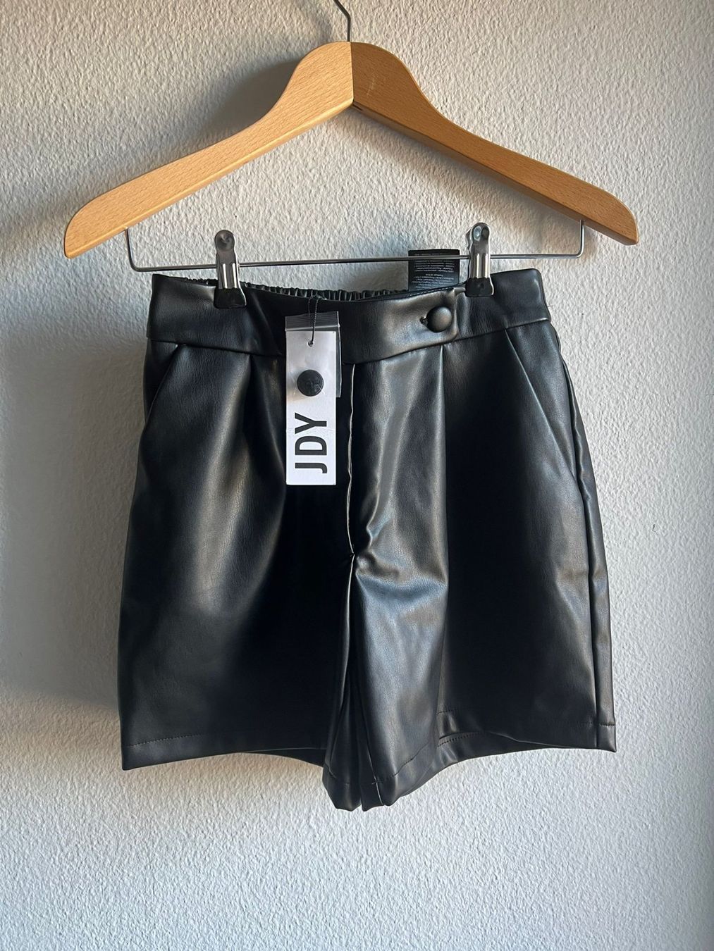 Hosen: Shorts Lederlook – Neu (gemäss Beschreibung) aus Lupfig von Pluribus