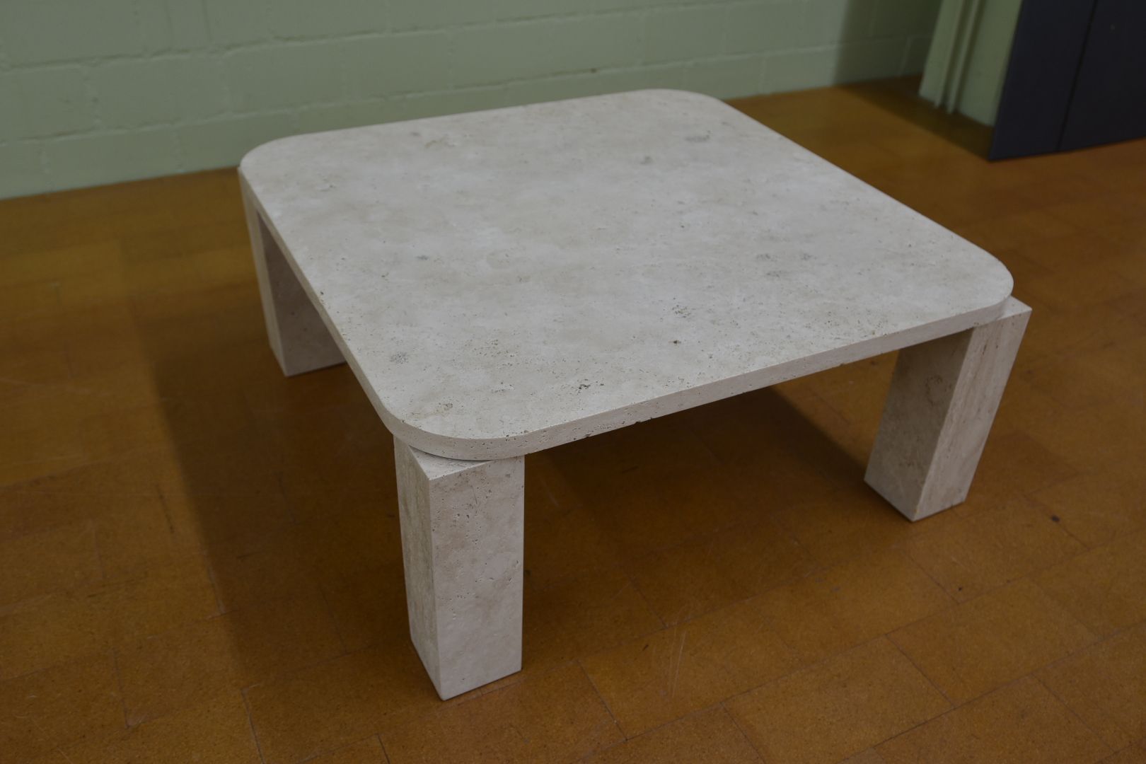 Tavoli: Designer Couchtisch Modell Atlas Travertin von New Works – Usato da Lichtensteig venduto da Polsterwerk 7