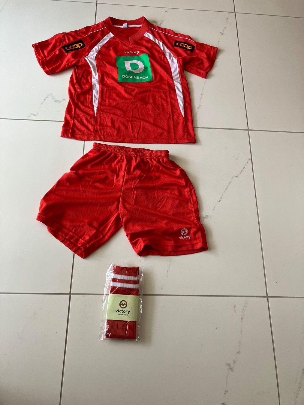 Lotti di vestiti: Junioren Fussballtrikot Set – Nuovo e nell'imballaggio originale da Wolfhausen venduto da swissski 1
