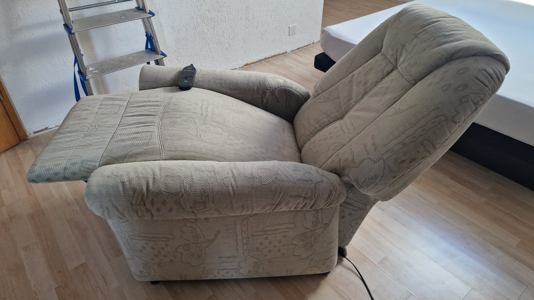 Poltrone: Sessel mit Aufstehhilfe, Elektrisch, Polster beige – Usato da Weisslingen venduto da and-lo73 4