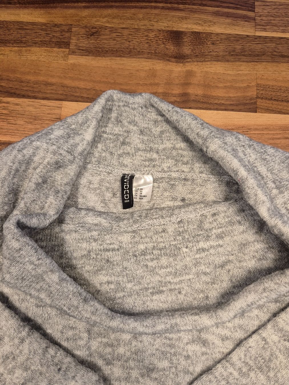 H&M Pullover & Sweatshirts: Schulterfreier H&M-Pullover – Gebraucht aus Schlieren von nat_76vd 1
