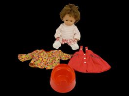 Vintage Babypuppe mit Wechselkleidung und Töpfchen