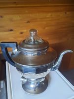 Cafetière vintage argentée avec couvercle en verre